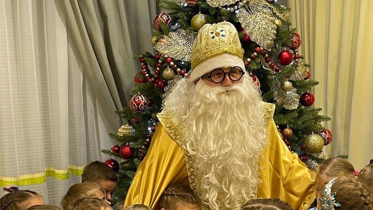 Юрий Горбунов в костюме Николая появился на новогоднем утреннике сына: забавная реакция мальчика