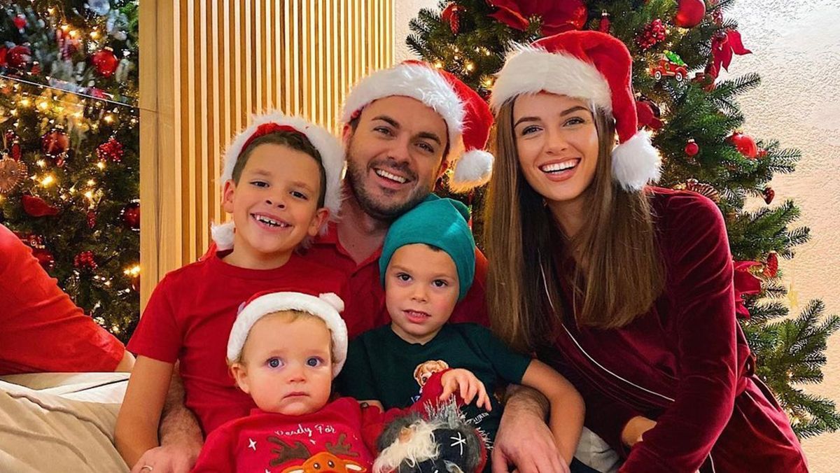 Григорий Решетник показал, как украсил елку с женой и сыновьями: семейные кадры Григорий Решетник показал, как украсил елку с женой и сыновьями: семейные кадры