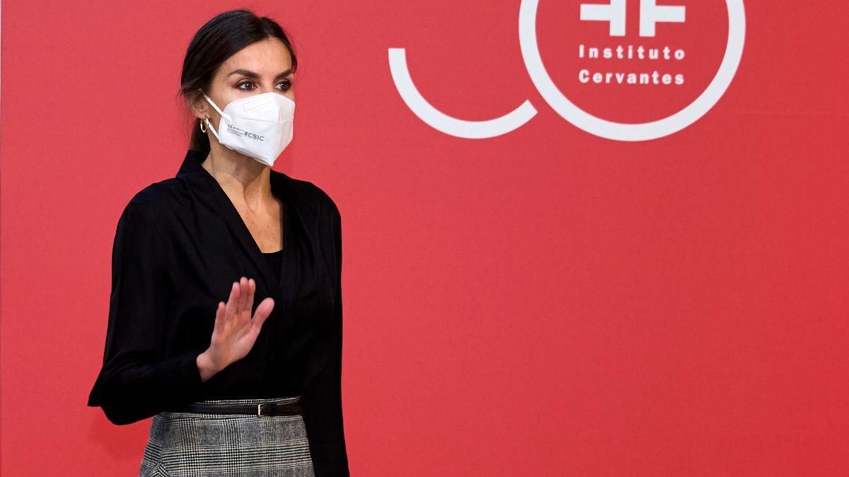 В черной блузке и клетчатой юбке: королева Летиция очаровала элегантностью В черной блузке и клетчатой юбке: королева Летиция очаровала элегантностью