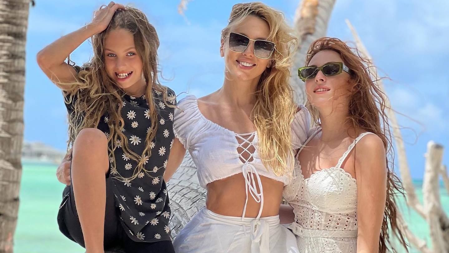 Оля Полякова показала праздничную елку и необычный подарок дочери Оля Полякова показала праздничную елку и необычный подарок дочери