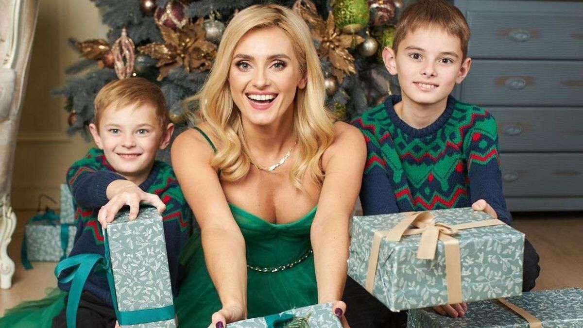 Ірина Федишин позувала у смарагдовій сукні перед ялинкою: святкові фото з синами - Новини шоу-бізнесу - Showbiz Ірина Федишин позувала у смарагдовій сукні перед ялинкою: святкові фото з синами - Новини шоу-бізнесу - Showbiz