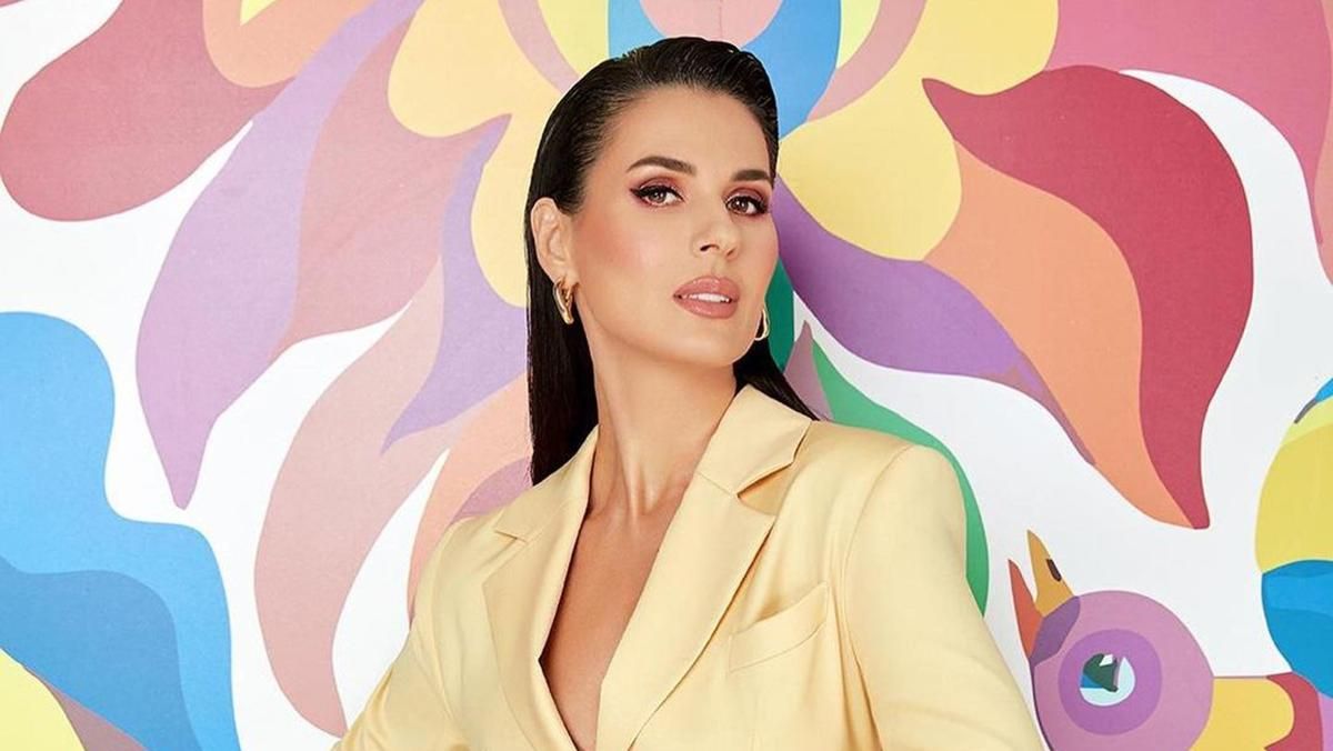 Маша Ефросинина подчеркнула фигуру лимонным костюмом за 9,5 тысячи гривен Маша Ефросинина подчеркнула фигуру лимонным костюмом за 9,5 тысячи гривен