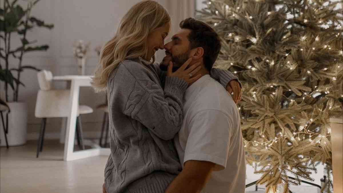 Даша Квиткова и Никита Добрынин украсили елку: миловидные фото супругов Даша Квиткова и Никита Добрынин украсили елку: миловидные фото супругов