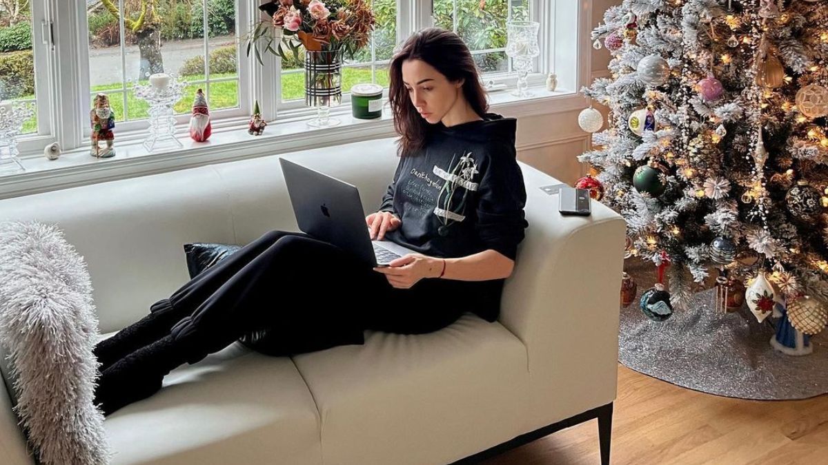 Екатерина Кухар позировала возле елки в США: атмосферное фото примы-балерины Екатерина Кухар позировала возле елки в США: атмосферное фото примы-балерины