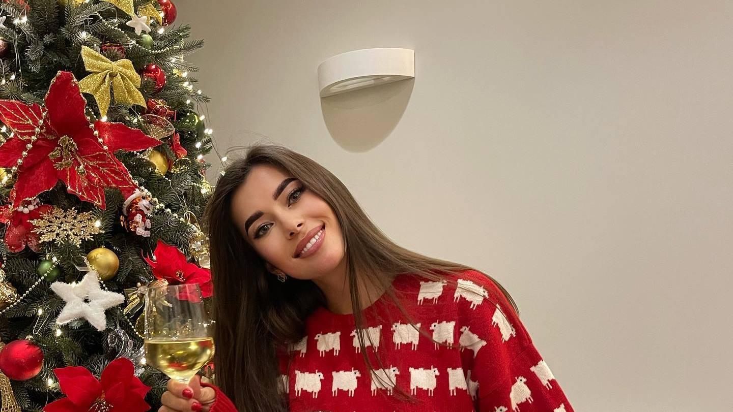 У светрі за понад 8 тисяч гривень: Анна Неплях повторила образ принцеси Діани - Новини шоу-бізнесу - Showbiz У светрі за понад 8 тисяч гривень: Анна Неплях повторила образ принцеси Діани - Новини шоу-бізнесу - Showbiz