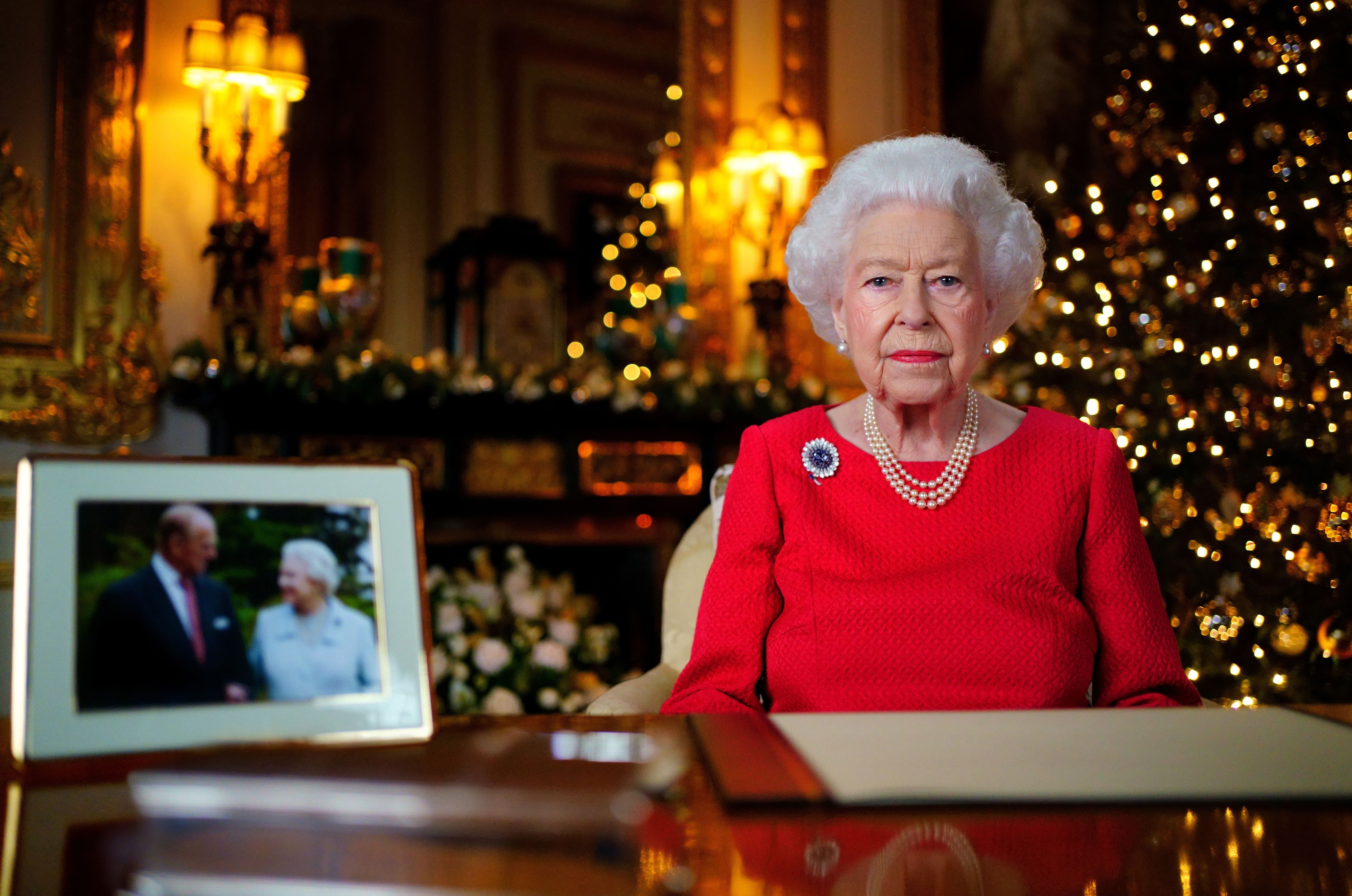 Єлизавета II віддасть шану принцу Філіпу у вкрай особистому різдвяному привітанні - Новини шоу-бізнесу - Showbiz