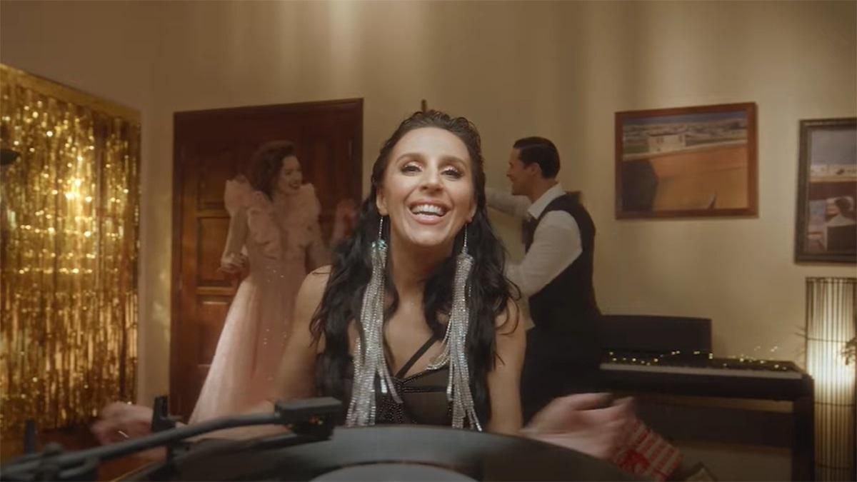 Джамала поразила новогодним клипом, в котором снялась с участниками "Танцев со звездами" Джамала поразила новогодним клипом, в котором снялась с участниками "Танцев со звездами"