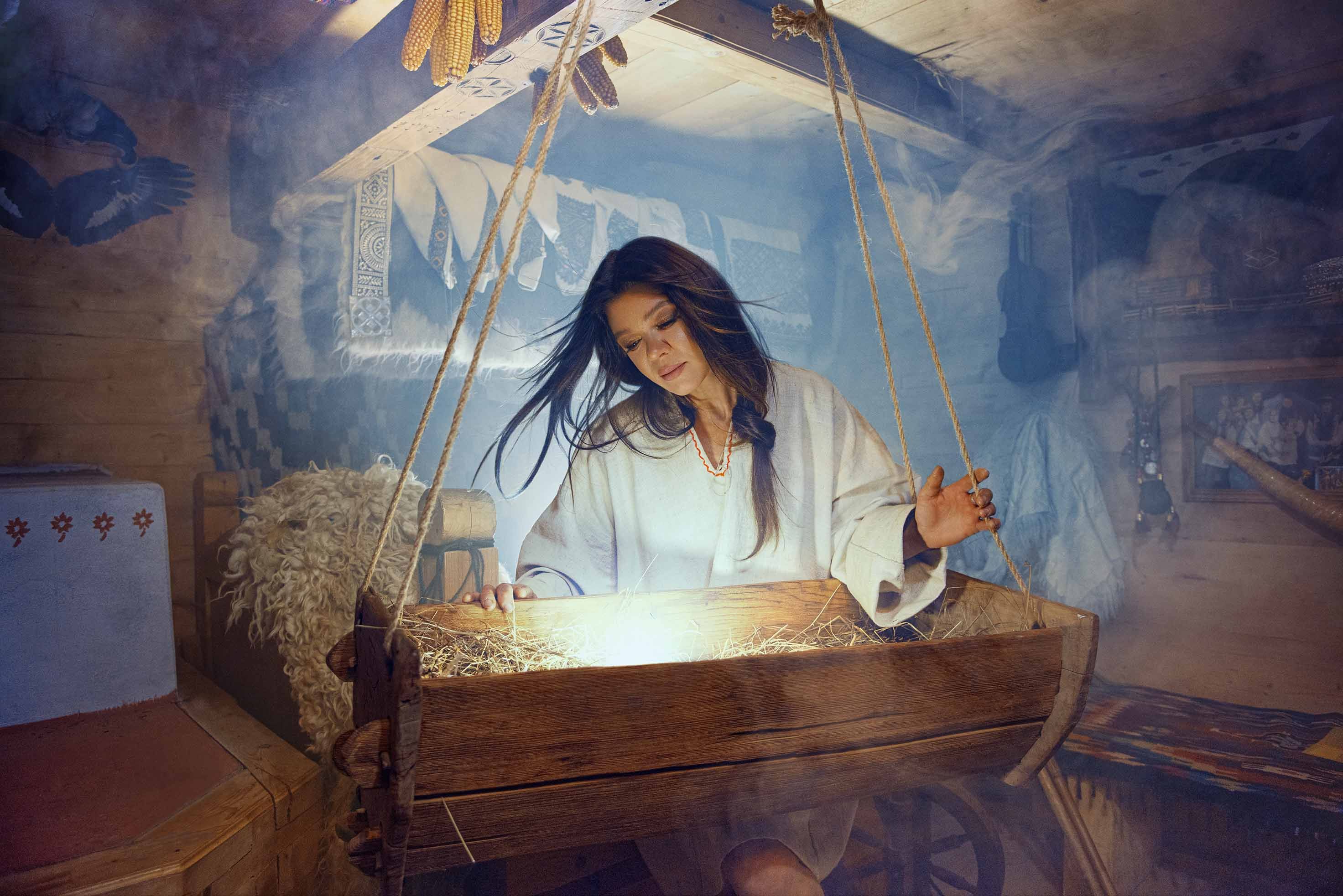 В канун Рождества: Руслана выпустила нежную колыбельную "Ходить Сон", снятую в Карпатах В канун Рождества: Руслана выпустила нежную колыбельную "Ходить Сон", снятую в Карпатах