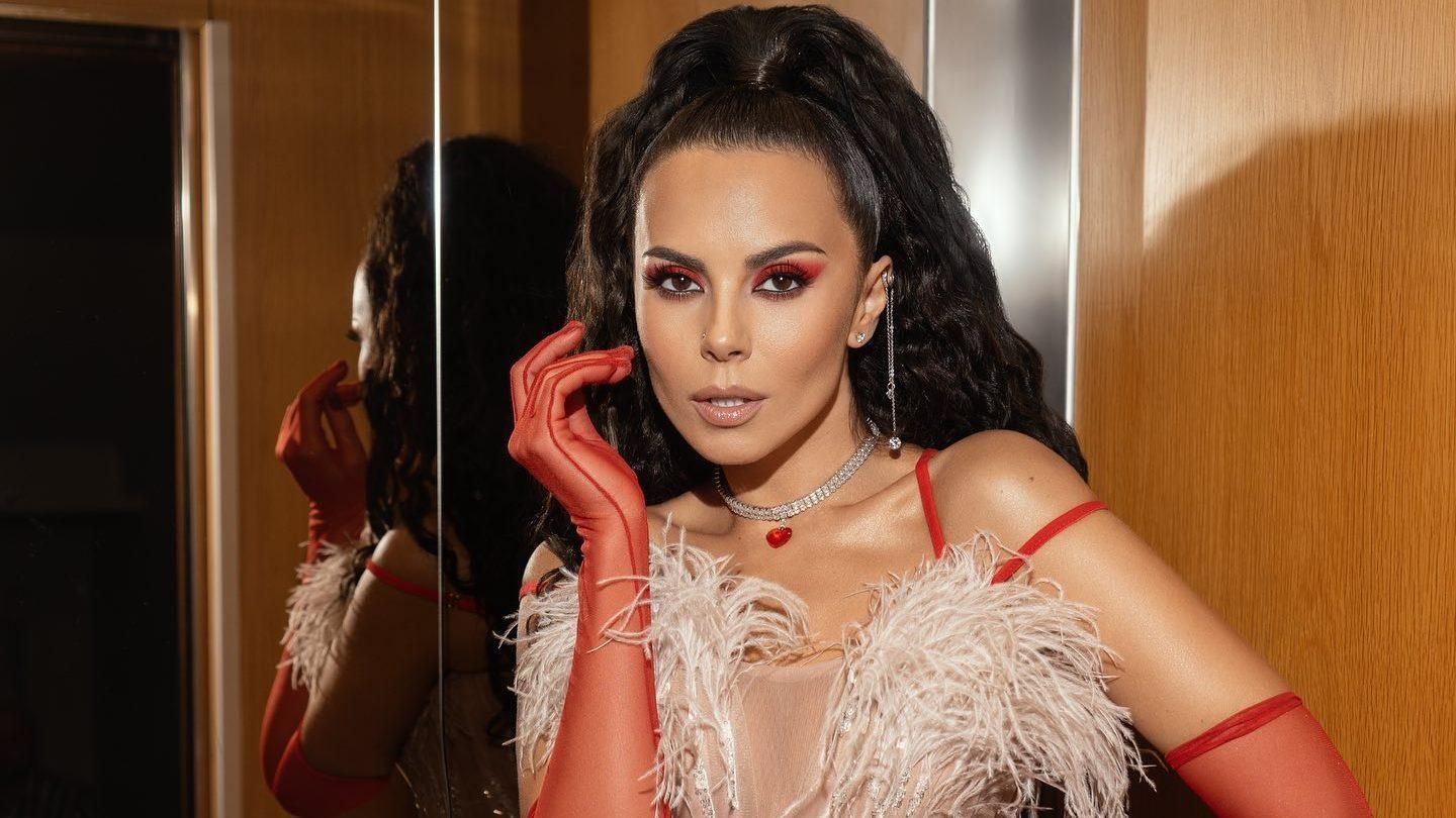 Настя Каменських позувала у сміливій сукні за 18 тисяч гривень: фото образу зірки - Showbiz Настя Каменських позувала у сміливій сукні за 18 тисяч гривень: фото образу зірки - Showbiz