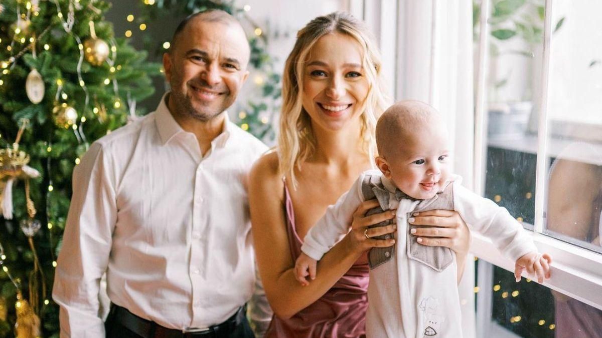 Виктор Павлик позировал в новогодней фотосессии с женой и маленьким сыном