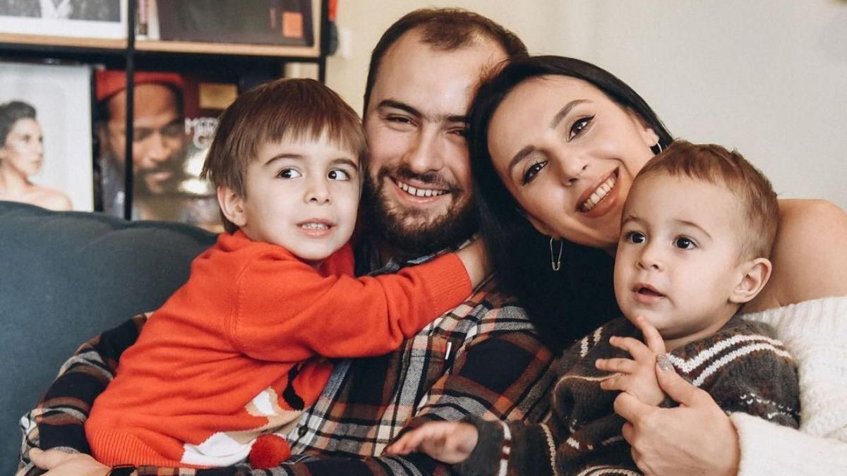 Щасливі разом: Джамала замилувала світлинами з чоловіком і синами - Новини шоу-бізнесу - Showbiz Щасливі разом: Джамала замилувала світлинами з чоловіком і синами - Новини шоу-бізнесу - Showbiz
