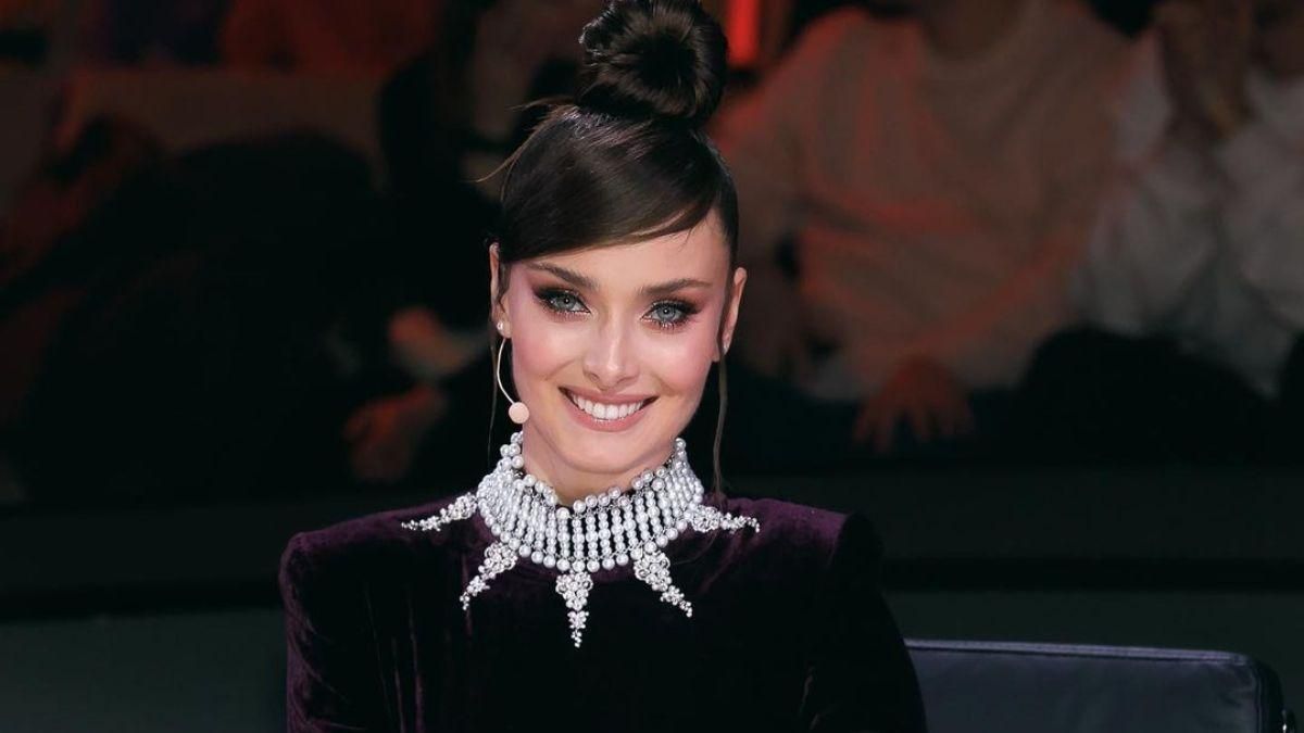 В бархатном платье: Ксения Мишина ошеломила образом в финале "Україна має талант" В бархатном платье: Ксения Мишина ошеломила образом в финале "Україна має талант"