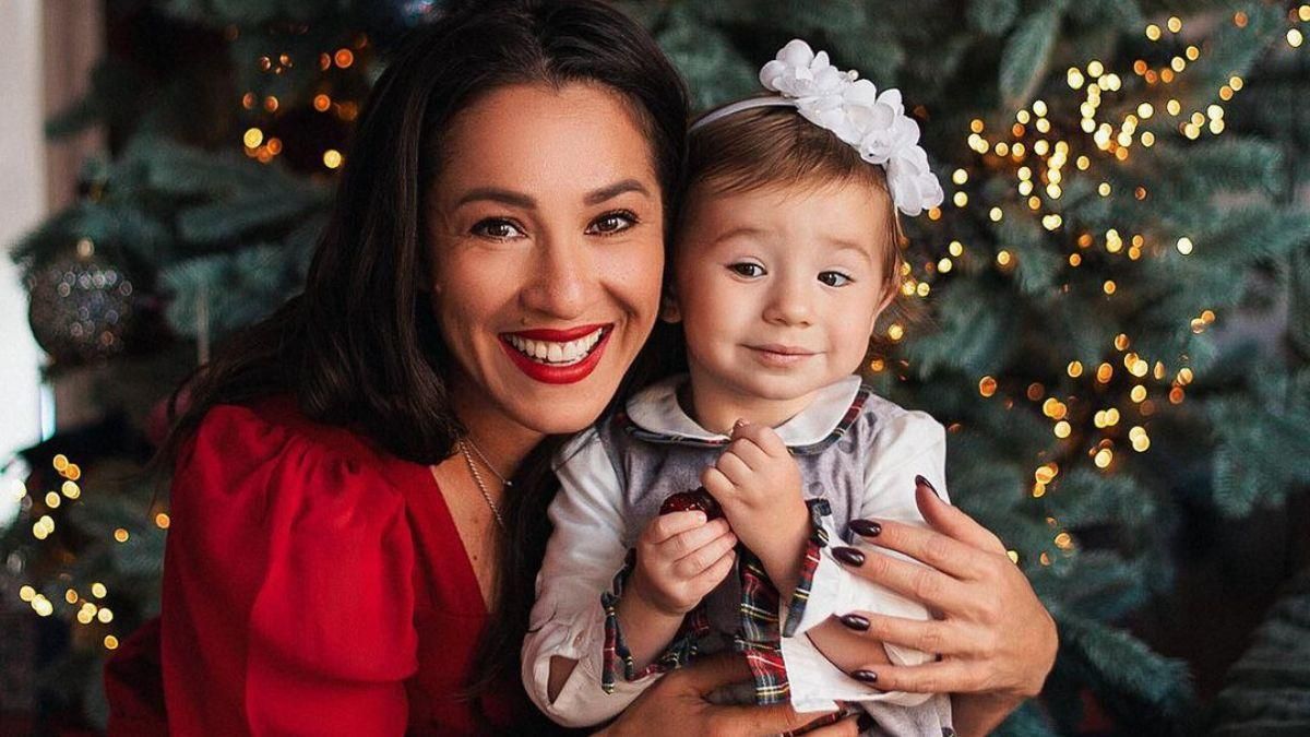 Мама і донечка: Наталка Карпа позувала в новорічній фотосесії з маленькою Златою - Showbiz