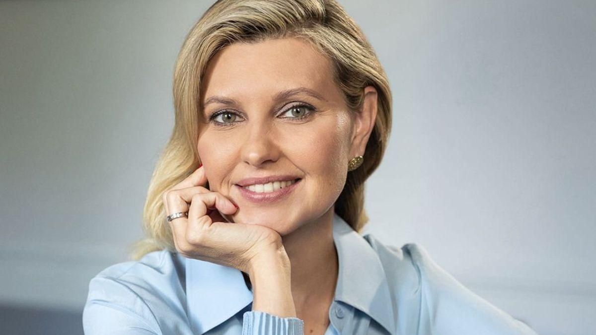 У блакитній блузці та з червоним манікюром: Олена Зеленська оприлюднила нове портретне фото - Showbiz У блакитній блузці та з червоним манікюром: Олена Зеленська оприлюднила нове портретне фото - Showbiz