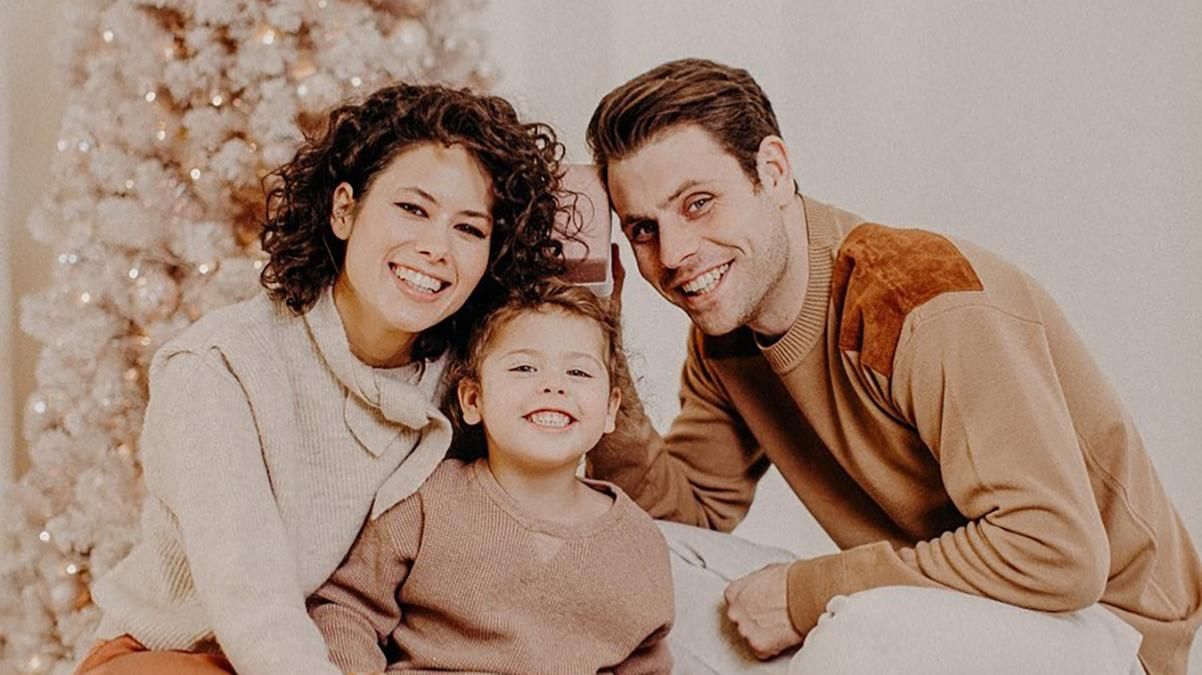 Переможець "Танців" Артур Логай розчулив новорічною фотосесією з дружиною і сином - Новини шоу-бізнесу - Showbiz Переможець "Танців" Артур Логай розчулив новорічною фотосесією з дружиною і сином - Новини шоу-бізнесу - Showbiz