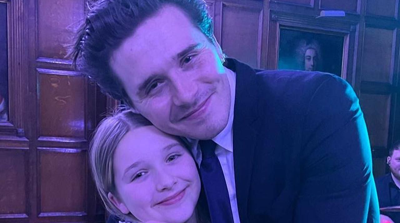 Бруклин Бекхэм станцевал с младшей сестрой: видео растрогало сеть Бруклин Бекхэм станцевал с младшей сестрой: видео растрогало сеть