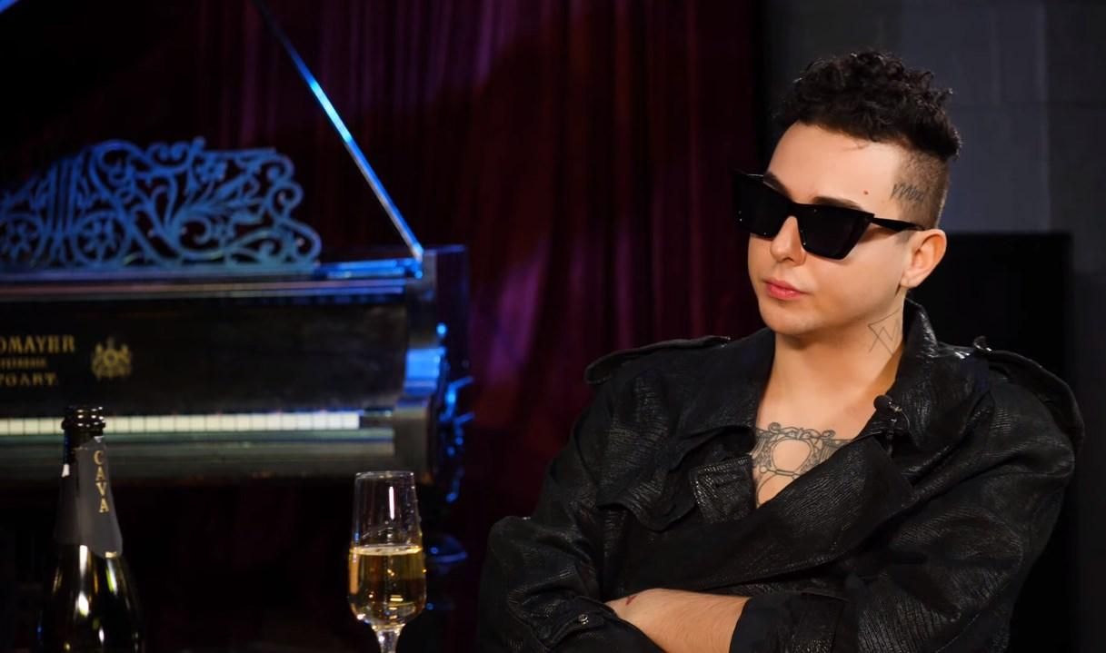 MELOVIN рассказал, как встречался с парнем 6 лет под носом у родителей MELOVIN рассказал, как встречался с парнем 6 лет под носом у родителей