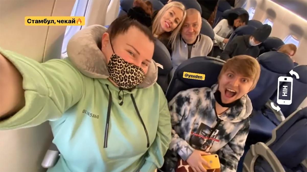 Первая семейная поездка: Alyona Alyona полетела в Стамбул с парнем и его родителями Первая семейная поездка: Alyona Alyona полетела в Стамбул с парнем и его родителями