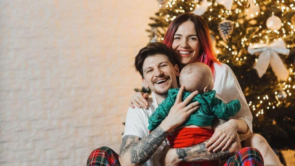 MamaRika показала теплые семейные фото с мужем и сыном: трогательные кадры возле елки MamaRika показала теплые семейные фото с мужем и сыном: трогательные кадры возле елки