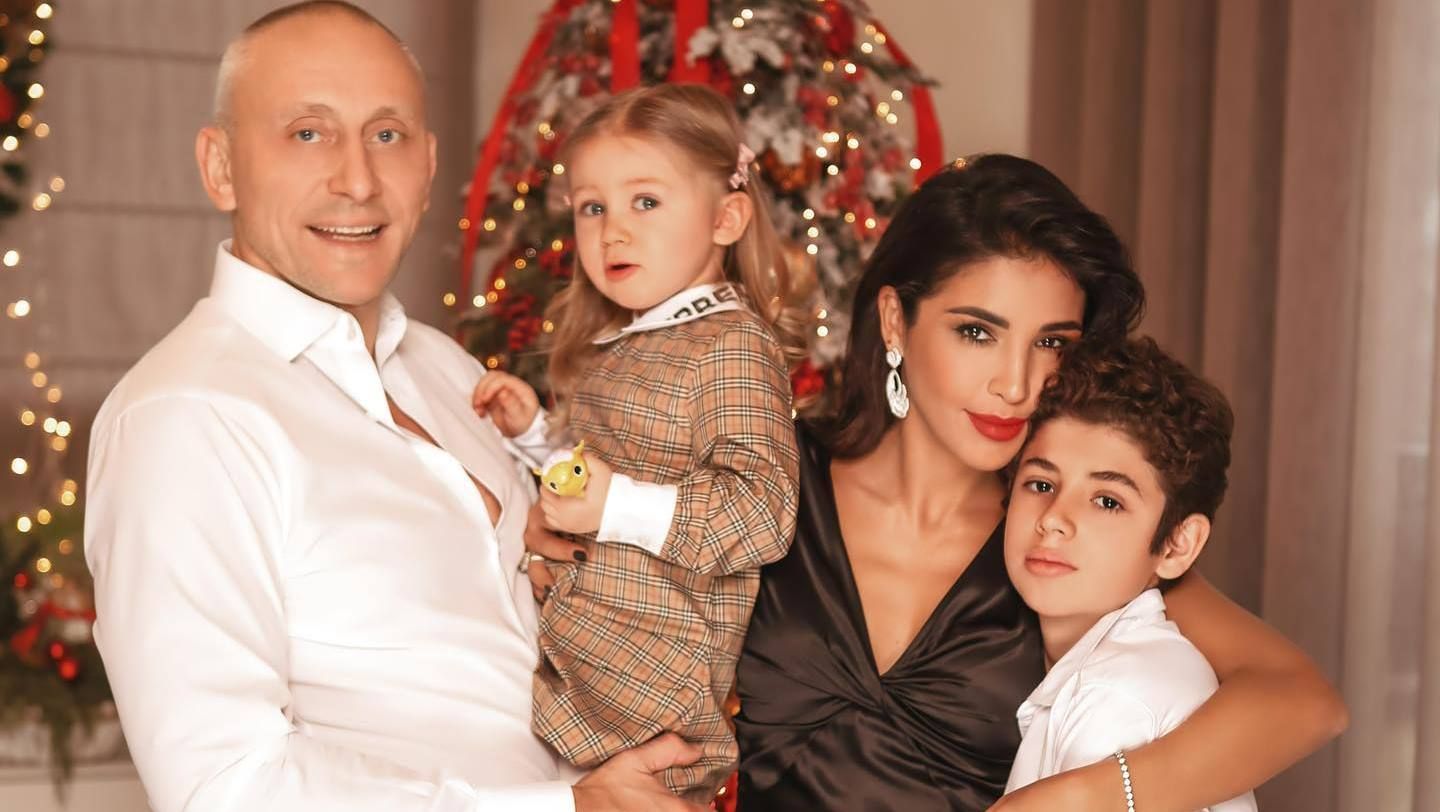 "Глаз не оторвать": Санта Димопулос опубликовала редкие кадры с мужем и детьми "Глаз не оторвать": Санта Димопулос опубликовала редкие кадры с мужем и детьми