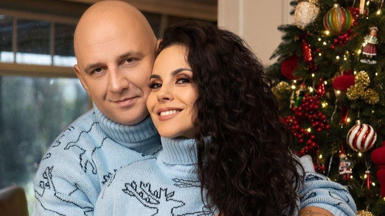 В праздничных family look: Настя Каменских и Потап очаровали романтическими новогодними фото