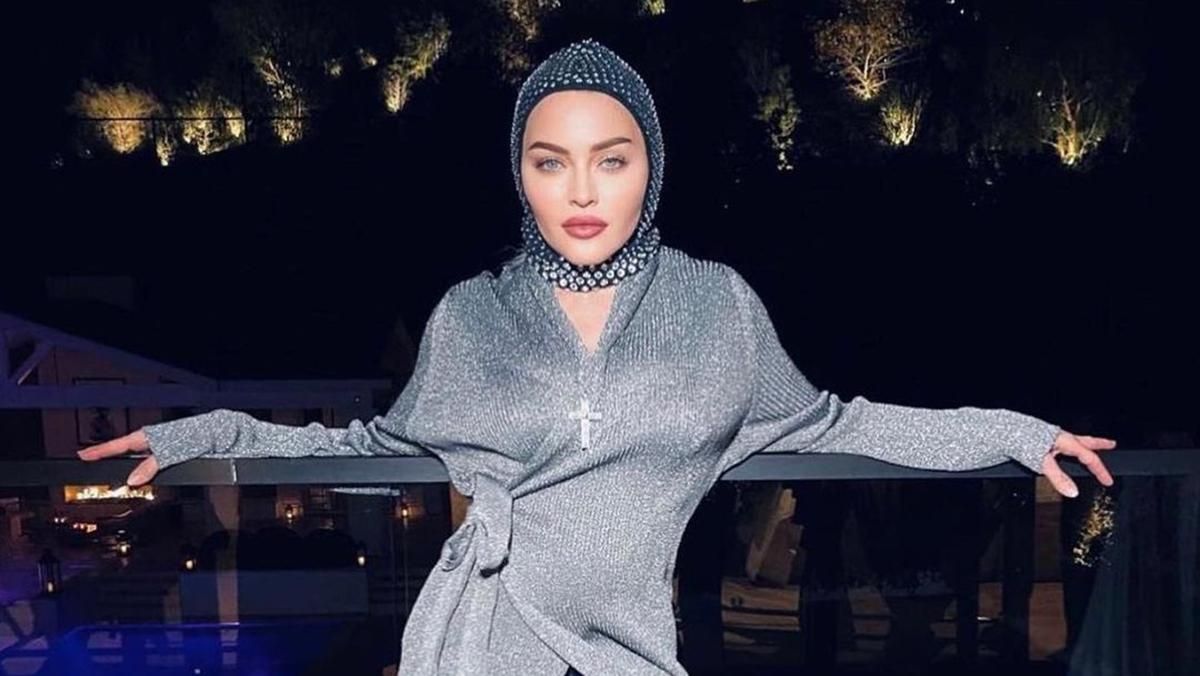 Мадонна праздновала Новый год в балаклаве с кристаллами украинского дизайнера Мадонна праздновала Новый год в балаклаве с кристаллами украинского дизайнера