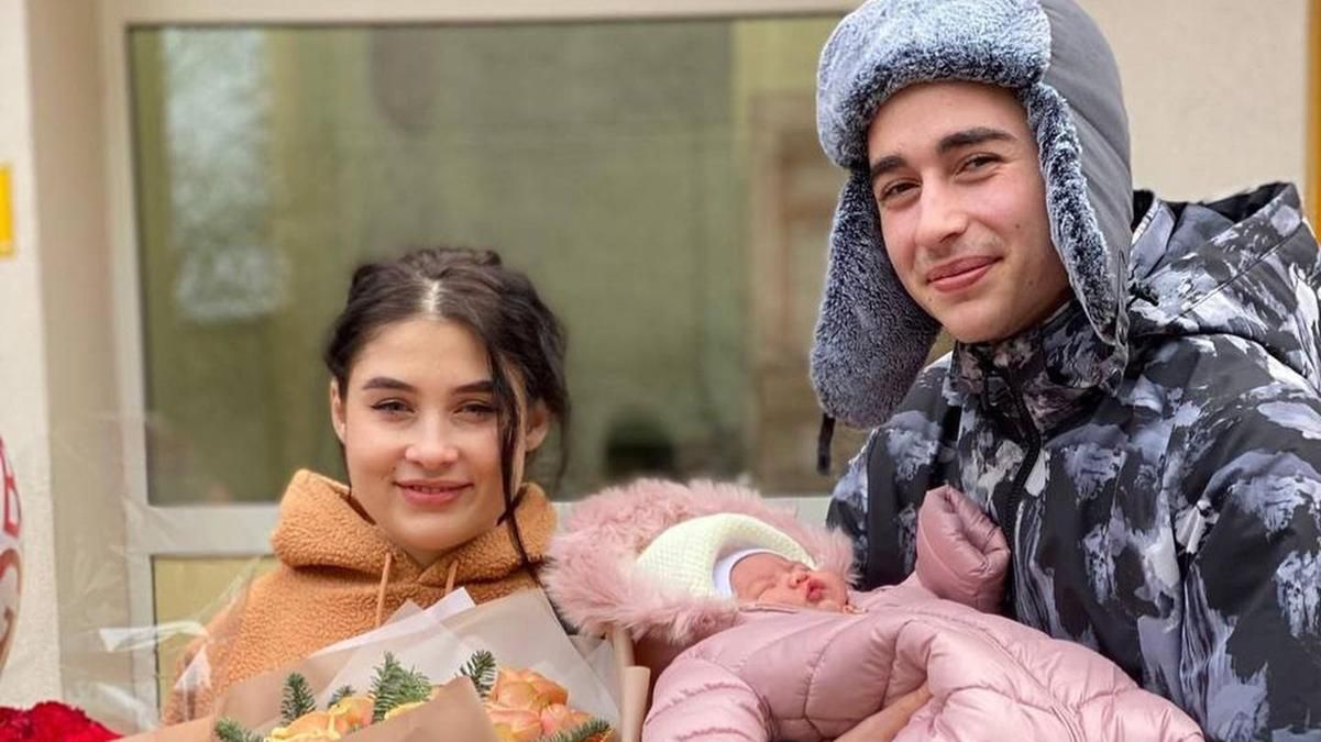 Жену Романа Сасанчина выписали из роддома: милые фото с дочкой Жену Романа Сасанчина выписали из роддома: милые фото с дочкой