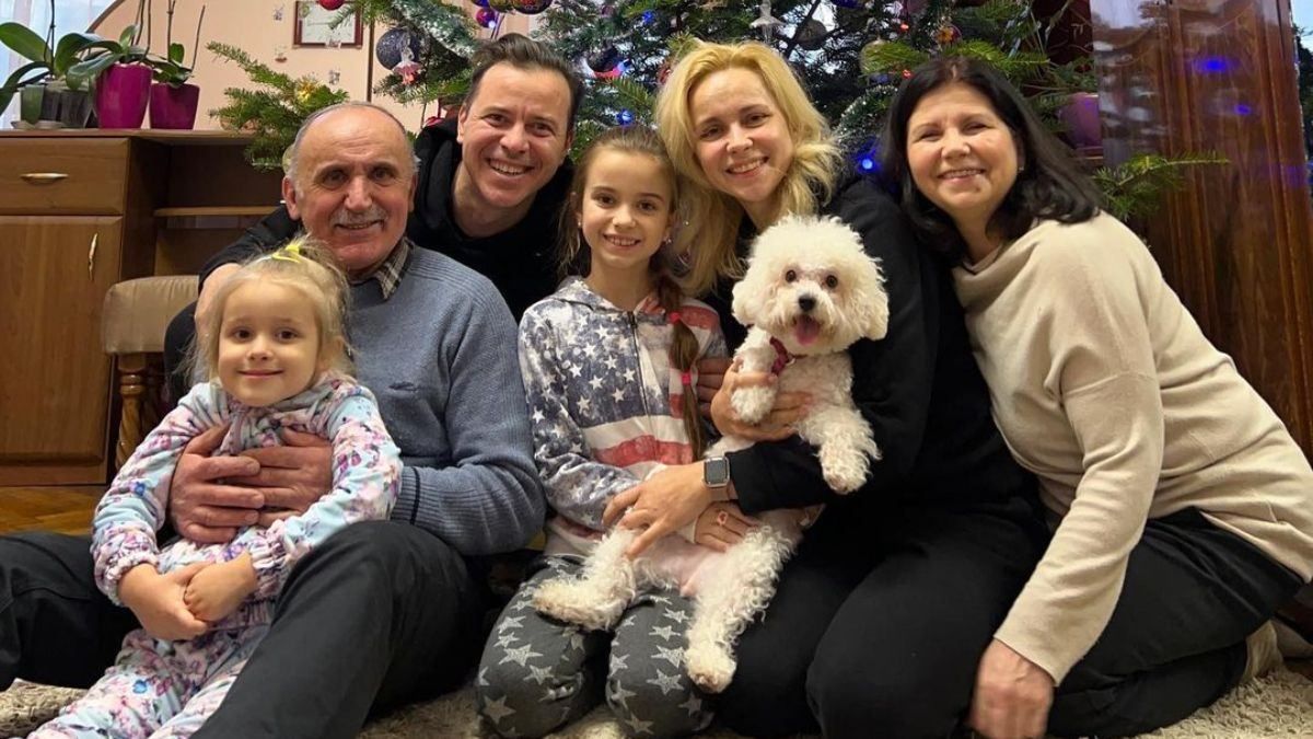 Лілія Ребрик зачарувала миловидним фото з сім'єю біля ялинки - Новини шоу-бізнесу - Showbiz