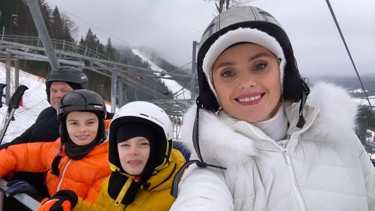 Ірина Федишин відпочиває в Буковелі з чоловіком і синами: відео з Карпат - Новини шоу-бізнесу - Showbiz Ірина Федишин відпочиває в Буковелі з чоловіком і синами: відео з Карпат - Новини шоу-бізнесу - Showbiz