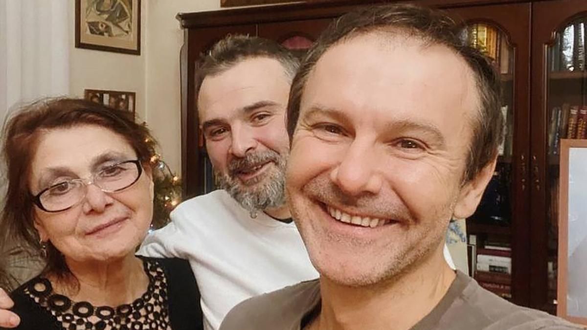 Святослав Вакарчук отпраздновал Рождество с мамой и братом во Львове: редкое фото Святослав Вакарчук отпраздновал Рождество с мамой и братом во Львове: редкое фото