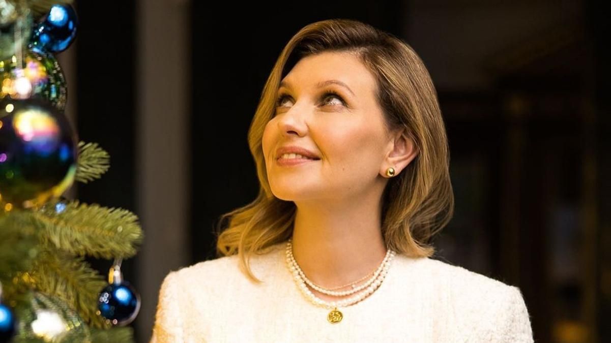 Олена Зеленська замилувала образом у білому жакеті: різдвяний кадр біля ялинки - Showbiz Олена Зеленська замилувала образом у білому жакеті: різдвяний кадр біля ялинки - Showbiz
