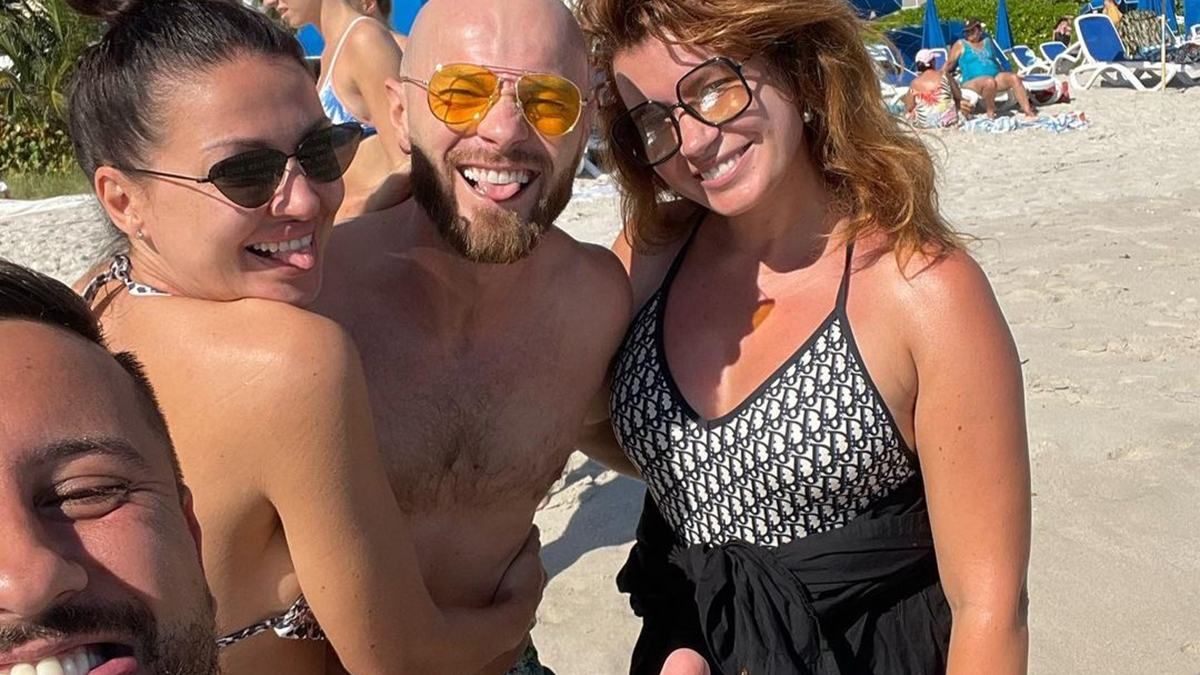 Отличное начало 2022, – Монатик показал, какую украинскую звезду встретил на пляже в Майами - Новости шоу бизнеса - Showbiz
