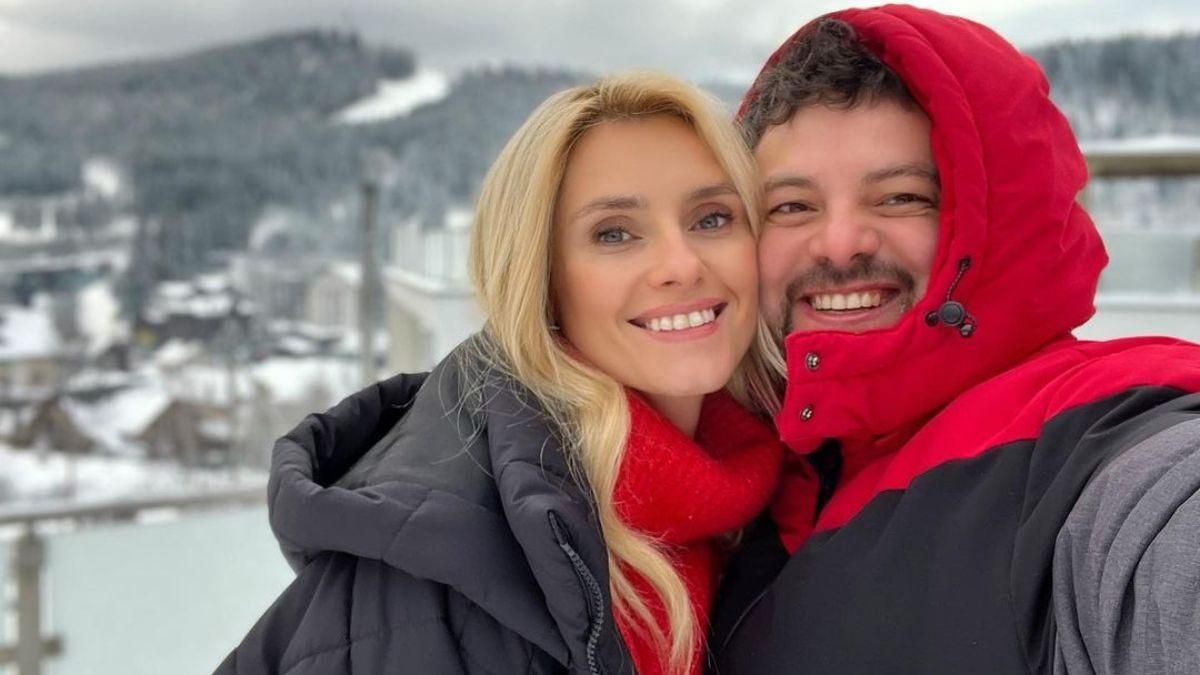 Ірина Федишин позувала з чоловіком на тлі засніжених гір: романтичне фото - Новини шоу-бізнесу - Showbiz