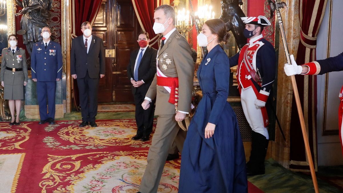 В роскошном вечернем платье: первый выход королевы Летиции в 2022 году В роскошном вечернем платье: первый выход королевы Летиции в 2022 году