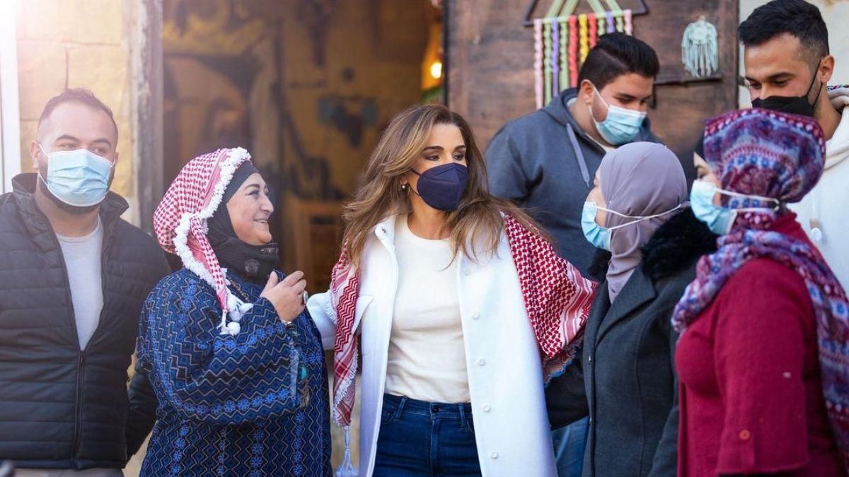 Королевы выходят в свет: Рания примерила пальто-рубашку от украинского бренда Королевы выходят в свет: Рания примерила пальто-рубашку от украинского бренда