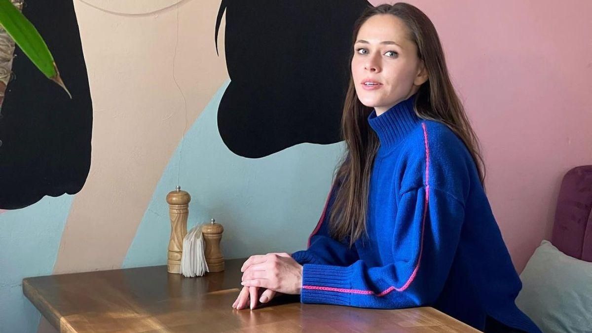 В синем свитере: уютный зимний look от Юлии Саниной В синем свитере: уютный зимний look от Юлии Саниной