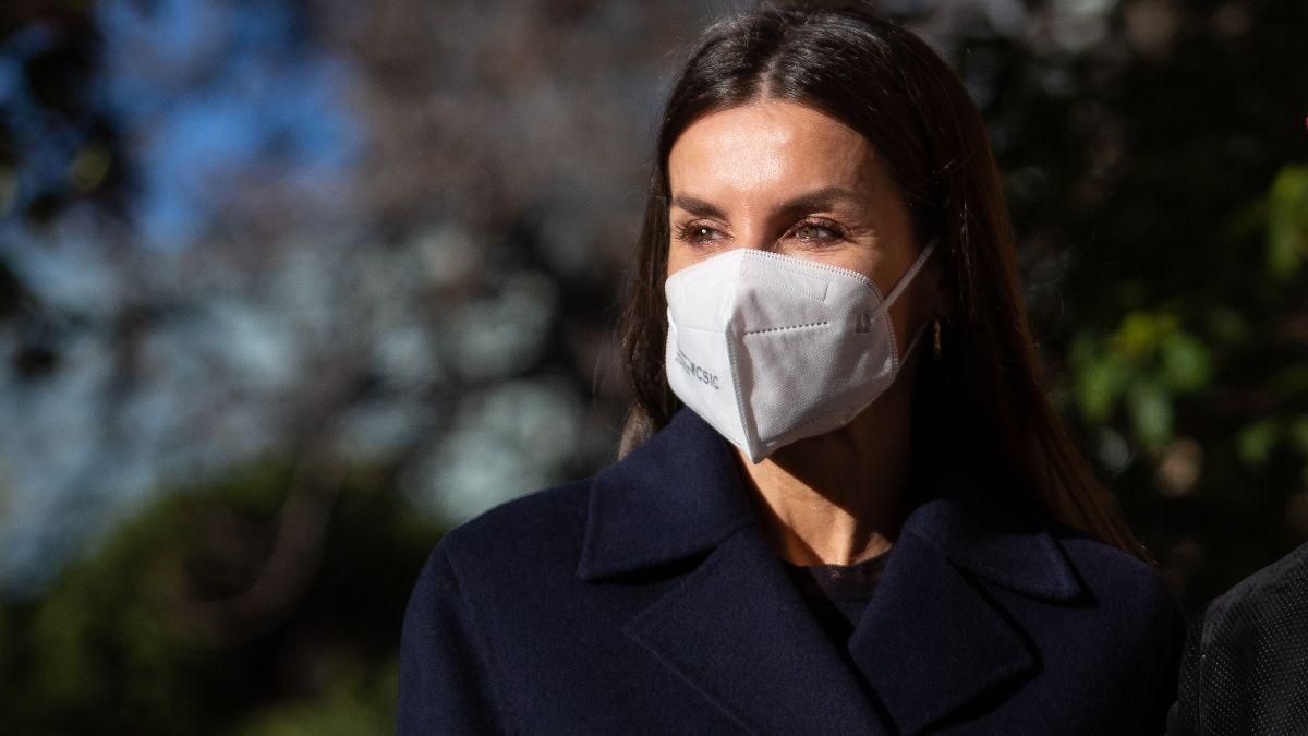 Королева Летиция ошеломила изысканностью: фото в темно-синем пальто Королева Летиция ошеломила изысканностью: фото в темно-синем пальто