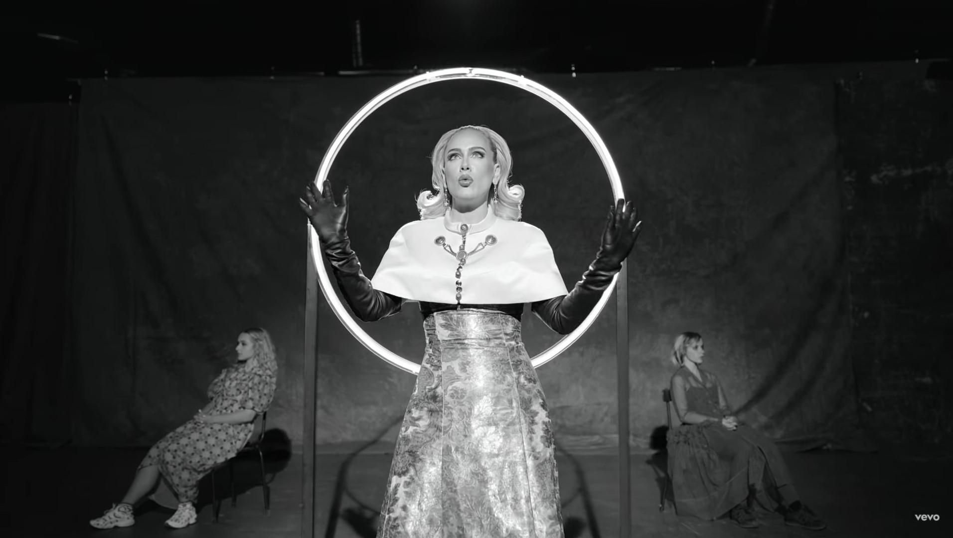 Адель стала католическим священником в новом клипе Oh My God: провокационное видео Адель стала католическим священником в новом клипе Oh My God: провокационное видео