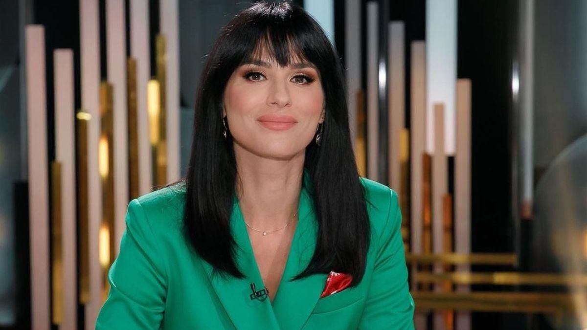 У смарагдовому піджаку: Маша Єфросиніна показала новий образ на зйомках - Showbiz У смарагдовому піджаку: Маша Єфросиніна показала новий образ на зйомках - Showbiz