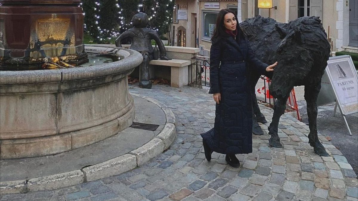 В черном плаще: Екатерина Кухар показала роскошный зимний look в Монако