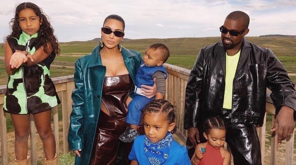 Проводят манипуляции, – Канье Вест приехал на вечеринку к дочери, хотя его не приглашали Проводят манипуляции, – Канье Вест приехал на вечеринку к дочери, хотя его не приглашали