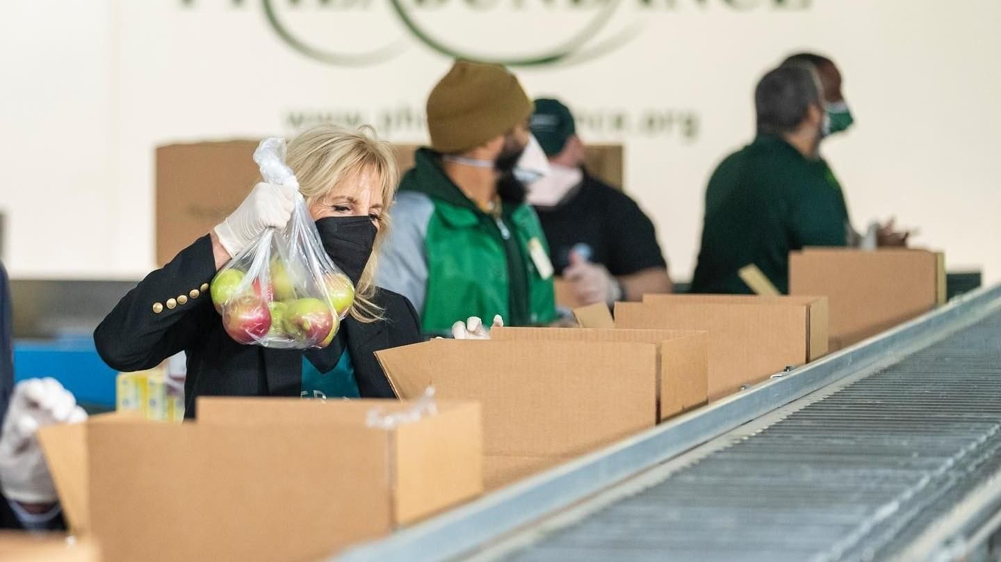 Джилл Байден поработала волонтером в элегантном жакете: фото стильного образа Джилл Байден поработала волонтером в элегантном жакете: фото стильного образа