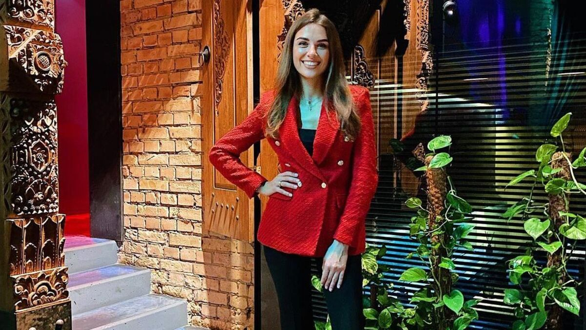 Чорні штани й червоний жакет: дружина Григорія Решетника вразила ефектним виходом - Новини шоу-бізнесу - Showbiz