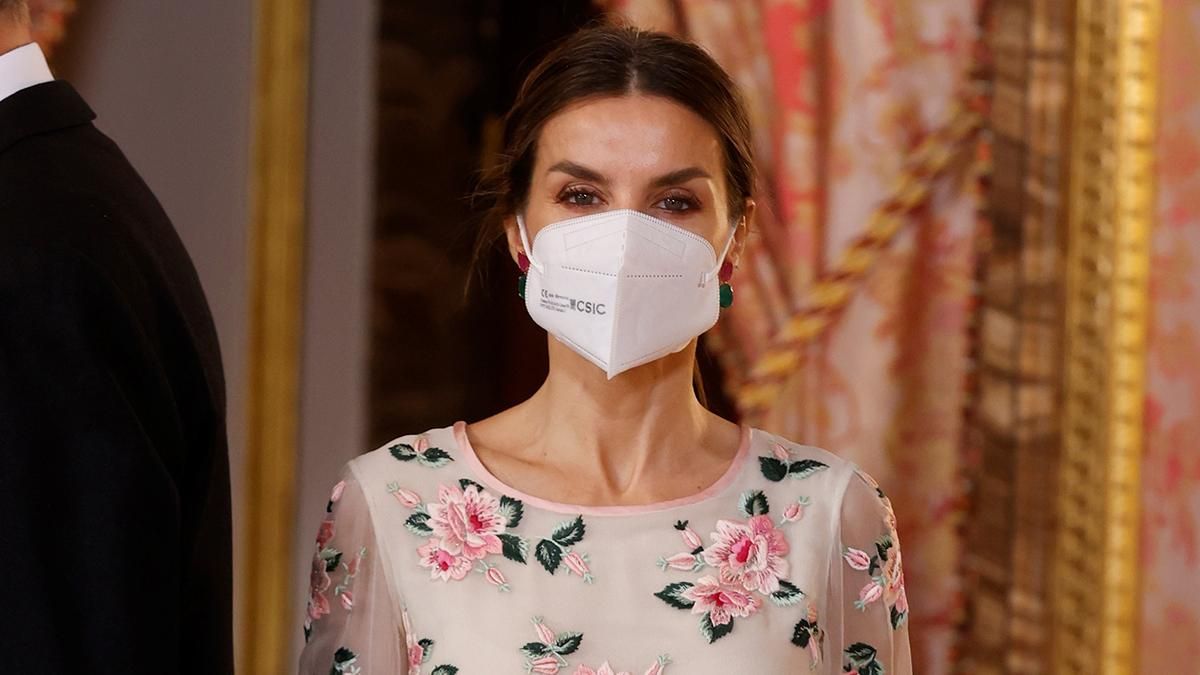 Летиция вышла в свет в платье Valentino, которое ее свекровь носила 45 лет назад Летиция вышла в свет в платье Valentino, которое ее свекровь носила 45 лет назад