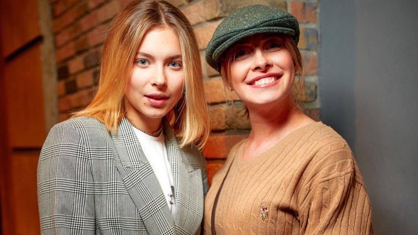 Елена Кравец совершила редкий выход с 18-летней дочерью Елена Кравец совершила редкий выход с 18-летней дочерью