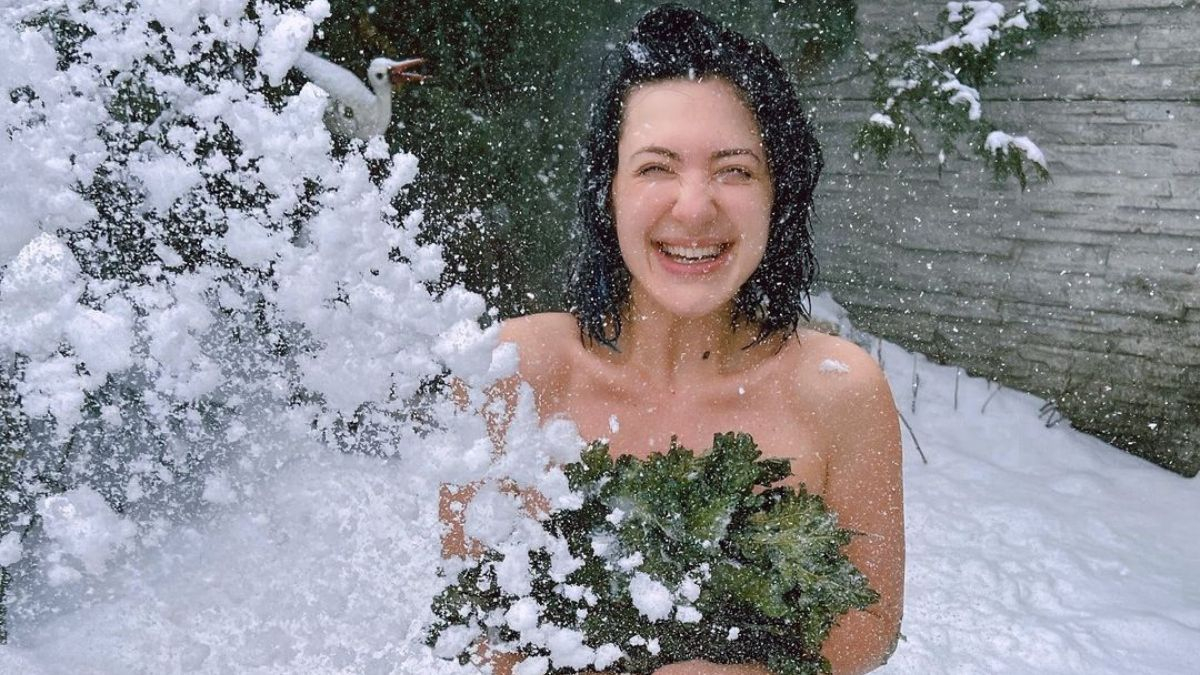 Обнаженная на снегу: Снежана Бабкина поздравила украинцев с Крещением