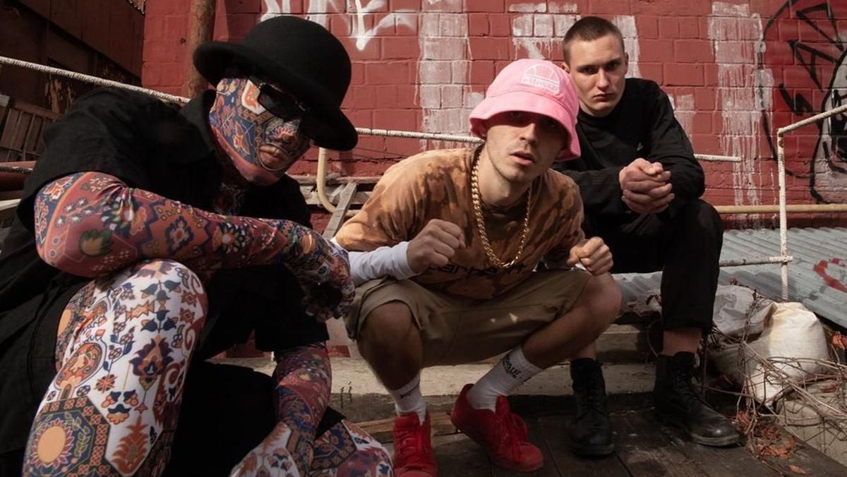 Гурт Kalush водив козу в трамваї та щедрував у метро: курйозні відео - Новини Києва - Showbiz Гурт Kalush водив козу в трамваї та щедрував у метро: курйозні відео - Новини Києва - Showbiz