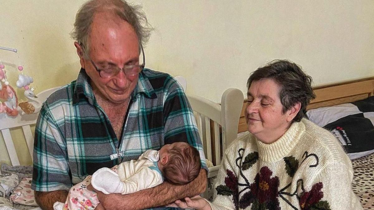 Роман Сасанчин показал, как выглядит его мама после коронавируса: фото родителей певца с внучкой