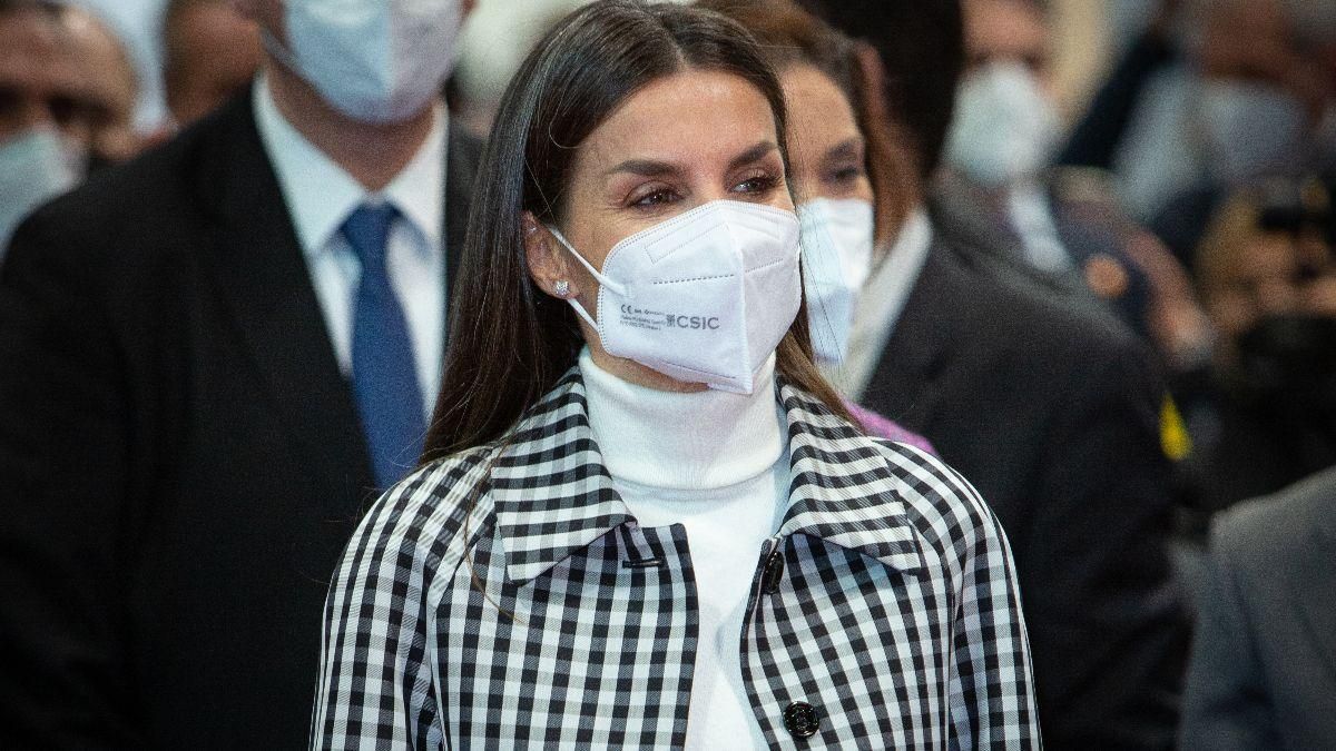 У чорно-білому клітчастому пальті: королева Летиція приголомшила елегантністю - Showbiz У чорно-білому клітчастому пальті: королева Летиція приголомшила елегантністю - Showbiz