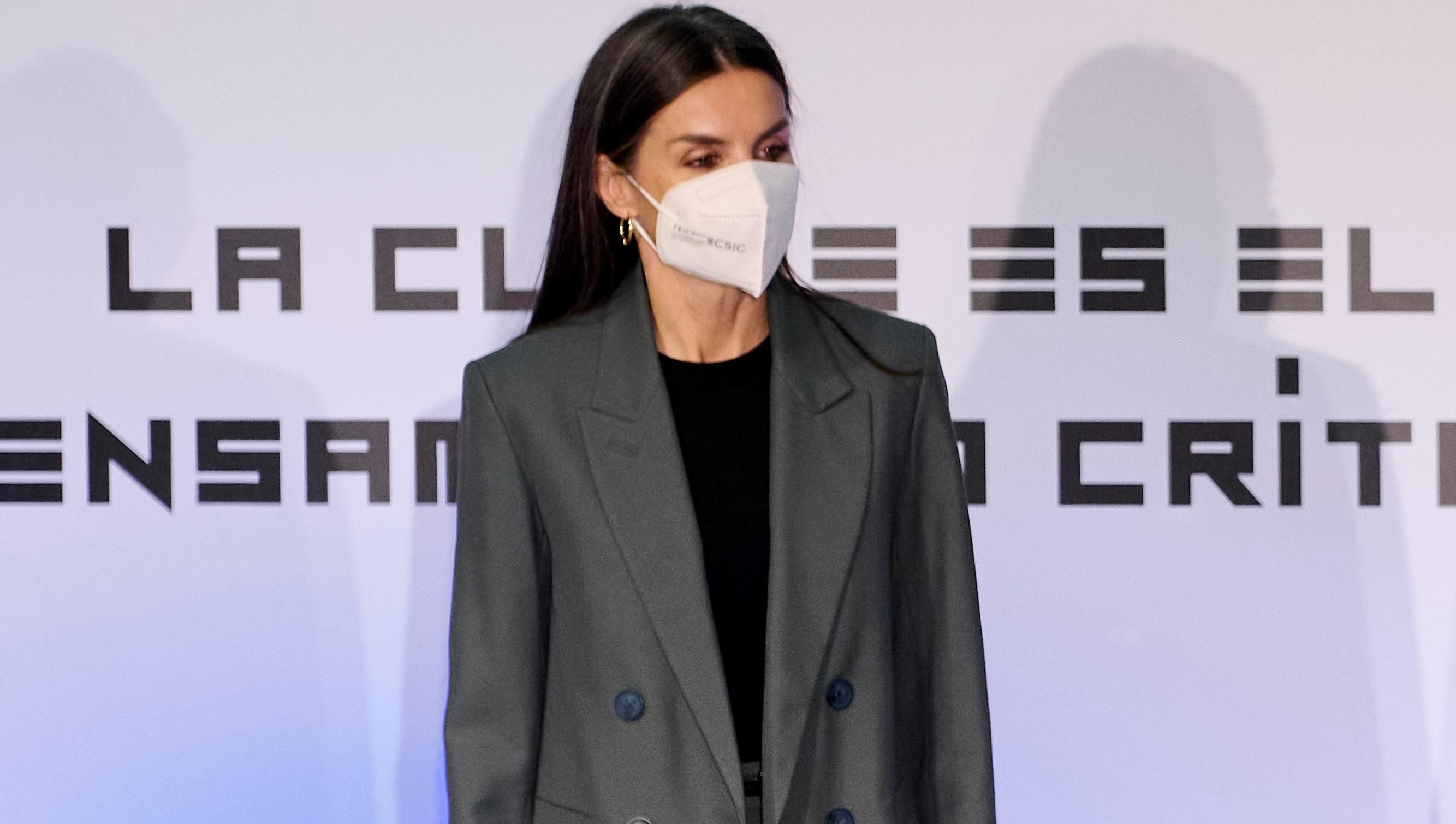 Летиция пришла на деловую встречу в костюме: фото трендового образа королевы Летиция пришла на деловую встречу в костюме: фото трендового образа королевы